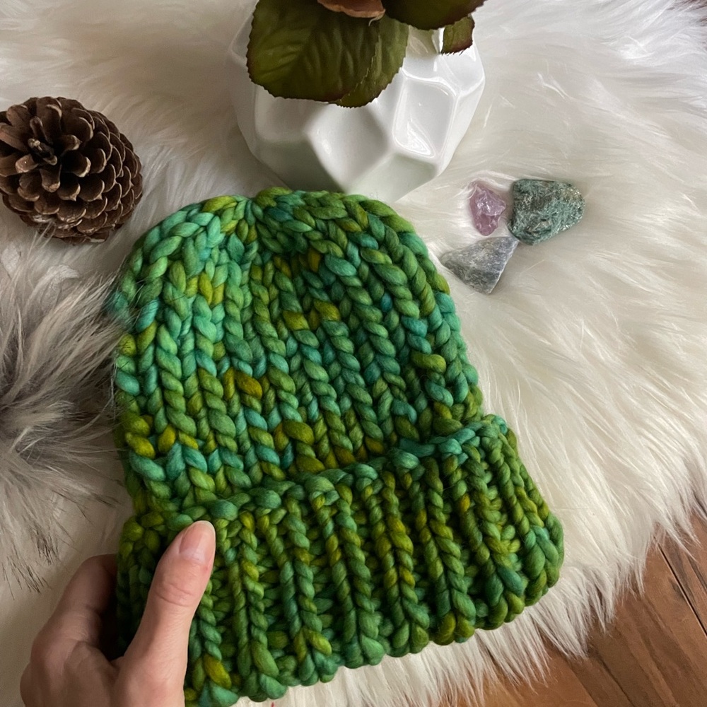 New hand knitted women’s luxury beanie hat 100% Malabrigo wool soft green S/M - Picture 3 of 3